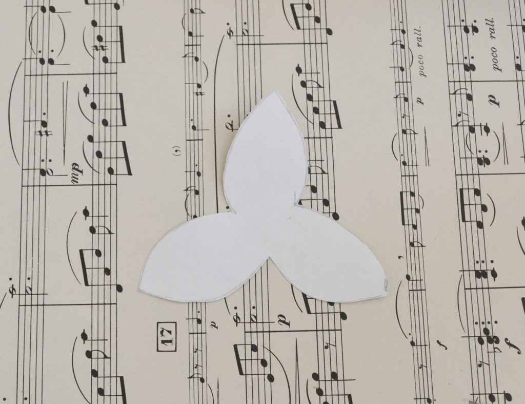 pattern for a paper leaf