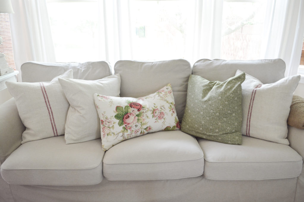 how to style throw pillows
